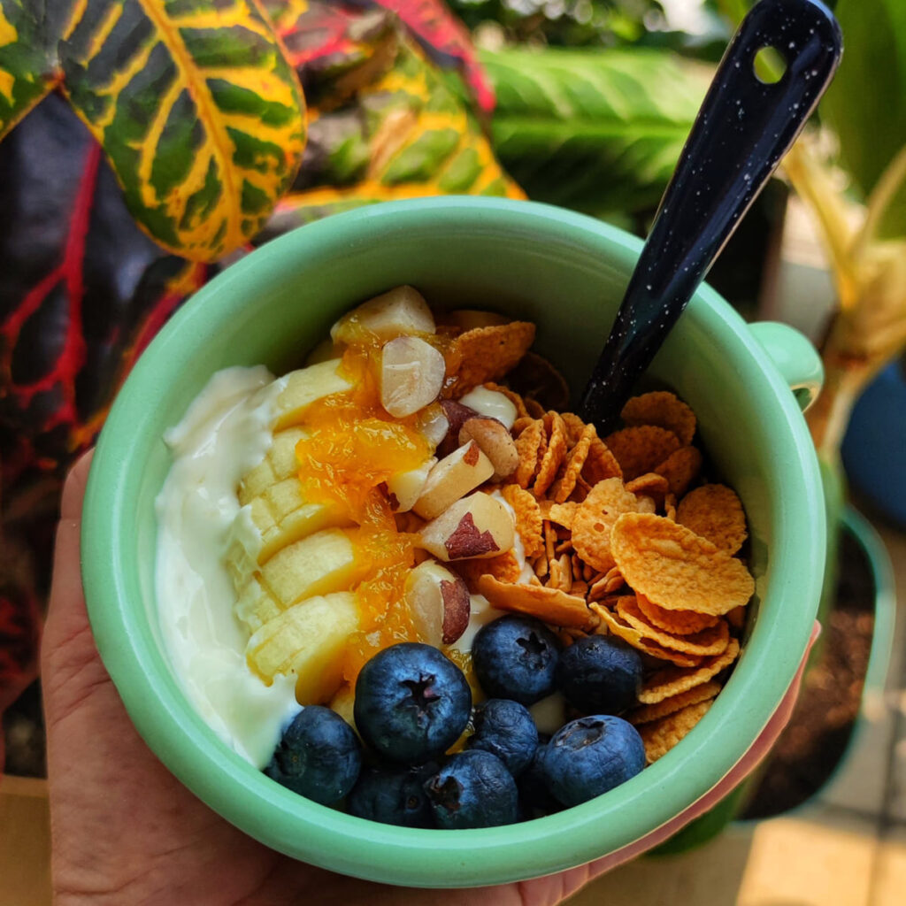 Crea tu bolw de yogurt, perfecto con frutas frescas, granola crujiente y mermelada. ¡Descubre combinaciones irresistibles para empezar el día con energía!